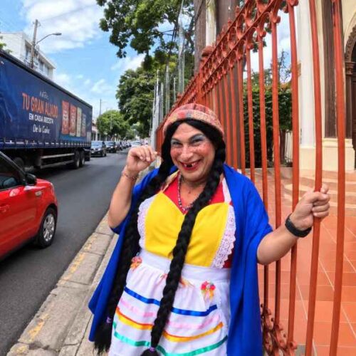 Niña Tenchis visitó la iglesia de Candelaria y pidió apoyo para la conservación del histórico templo de San Salvador. Foto: Captura de pantalla.