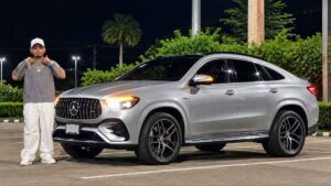 Ricky aparece junto al Mercedes-Benz que protagoniza la publicación viral difundida este 28 de septiembre. Foto: Cortesía.
