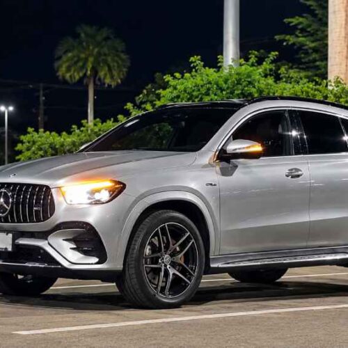 Ricky aparece junto al Mercedes-Benz que protagoniza la publicación viral difundida este 28 de septiembre. Foto: Cortesía.