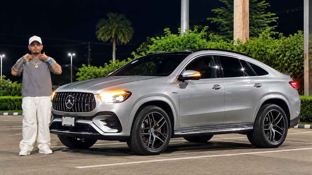 Ricky aparece junto al Mercedes-Benz que protagoniza la publicación viral difundida este 28 de septiembre. Foto: Cortesía.