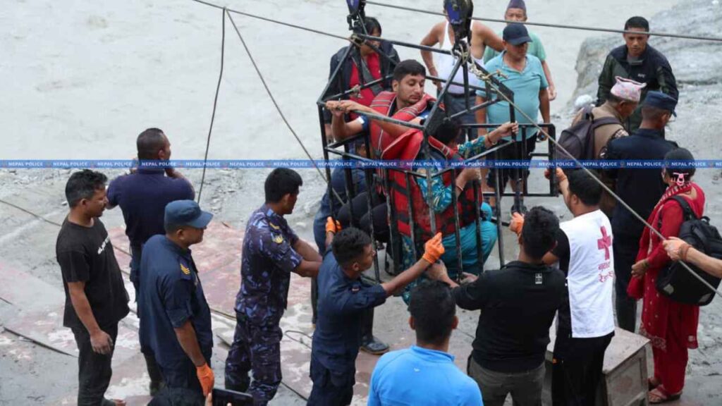 ¡MILAGRO EN NEPAL! Hallan viva a pareja a 10 días de mortales aludes
