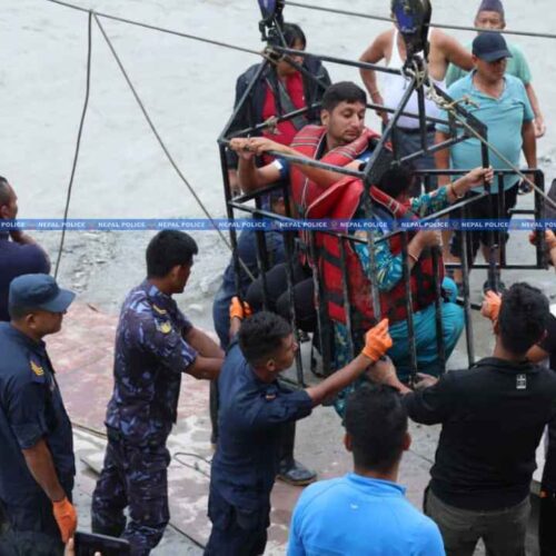 Efectivos de la Policía de Nepal participan en las labores de auxilio y atención ciudadana tras los mortales aludes en la provincia de Bagmati. Foto: Cortesía / Nepal Police (नेपाल प्रहरी).Efectivos de la Policía de Nepal participan en las labores de auxilio y atención ciudadana tras los mortales aludes en la provincia de Bagmati. Foto: Cortesía / Nepal Police (नेपाल प्रहरी).
