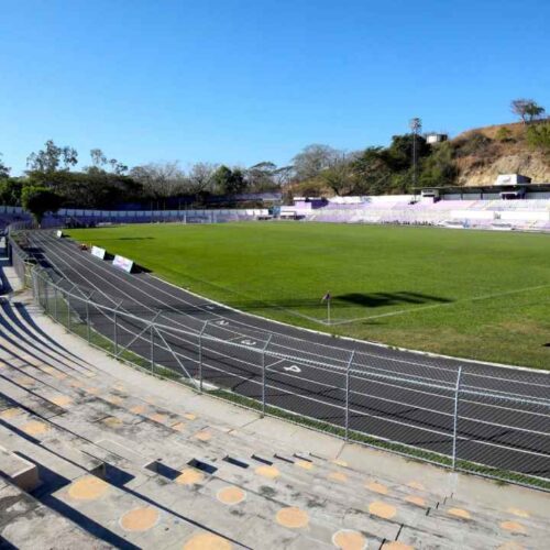 ESTADIOS DE FÚTBOL. Graderías y césped de un escenario deportivo en El Salvador que será intervenido dentro del programa PRODEPORTE II. Foto: Referencial / INDES.