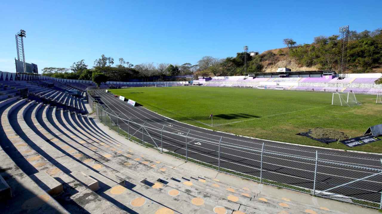 ESTADIOS DE FÚTBOL. Graderías y césped de un escenario deportivo en El Salvador que será intervenido dentro del programa PRODEPORTE II. Foto: Referencial / INDES.