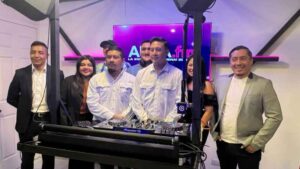 Consola de cabina radiofónica durante el inicio de transmisiones de la nueva propuesta de música electrónica en El Salvador. Foto: Cortesía / Prensa AURA.FM.