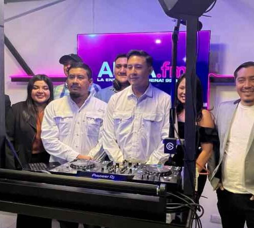 Consola de cabina radiofónica durante el inicio de transmisiones de la nueva propuesta de música electrónica en El Salvador. Foto: Cortesía / Prensa AURA.FM.