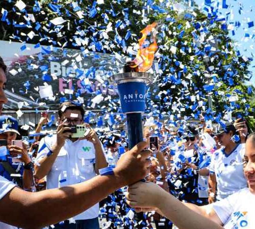 Estudiantes salvadoreños reciben la Antorcha Centroamericana por la Paz y la Libertad en la frontera Las Chinamas, Ahuachapán. Foto: Cortesía / Secretaría de Prensa de la Presidencia.