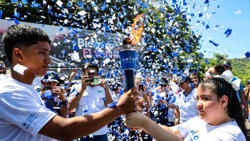 Estudiantes salvadoreños reciben la Antorcha Centroamericana por la Paz y la Libertad en la frontera Las Chinamas, Ahuachapán. Foto: Cortesía / Secretaría de Prensa de la Presidencia.