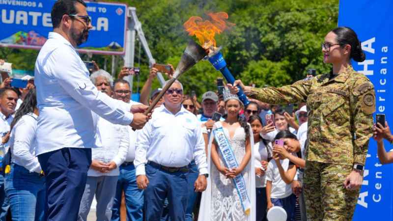 La Antorcha Centroamericana cruzó el puente El Jobo en Las Chinamas y arrancó su trayecto de tres días desde Ahuachapán hasta La Unión. Más de 2,500 estudiantes la llevarán en hombros rumbo a los 205 años de la Independencia. Foto: SDP