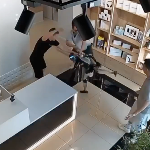 Imágenes de seguridad de la tienda en Rusia captaron el momento de la interacción entre el cliente y el robot comercial. Foto: Captura de pantalla.