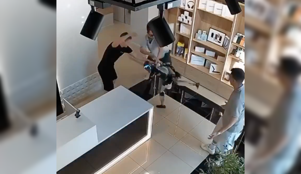 Imágenes de seguridad de la tienda en Rusia captaron el momento de la interacción entre el cliente y el robot comercial. Foto: Captura de pantalla.