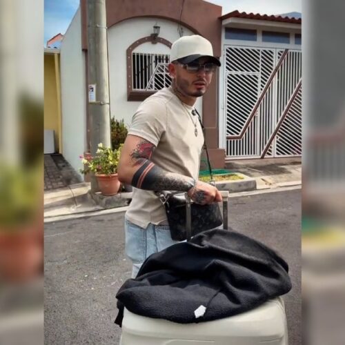 El creador de contenido salvadoreño "El Ricky" durante la transmisión donde confirmó la revocación de su visa. Foto: Captura de pantalla.