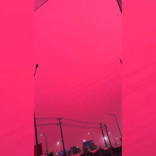 El cielo de Changzhou (China) se tiñó de rosa y rojo sangre durante 7-8 minutos antes de una tormenta torrencial. Foto: Captura de pantalla.