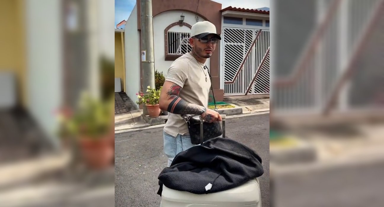 El creador de contenido salvadoreño "El Ricky" durante la transmisión donde confirmó la revocación de su visa. Foto: Captura de pantalla.