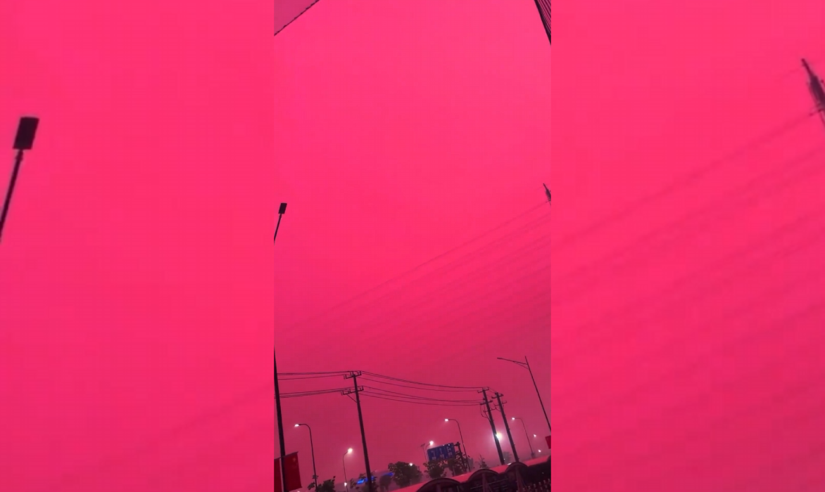 El cielo de Changzhou (China) se tiñó de rosa y rojo sangre durante 7-8 minutos antes de una tormenta torrencial. Foto: Captura de pantalla.