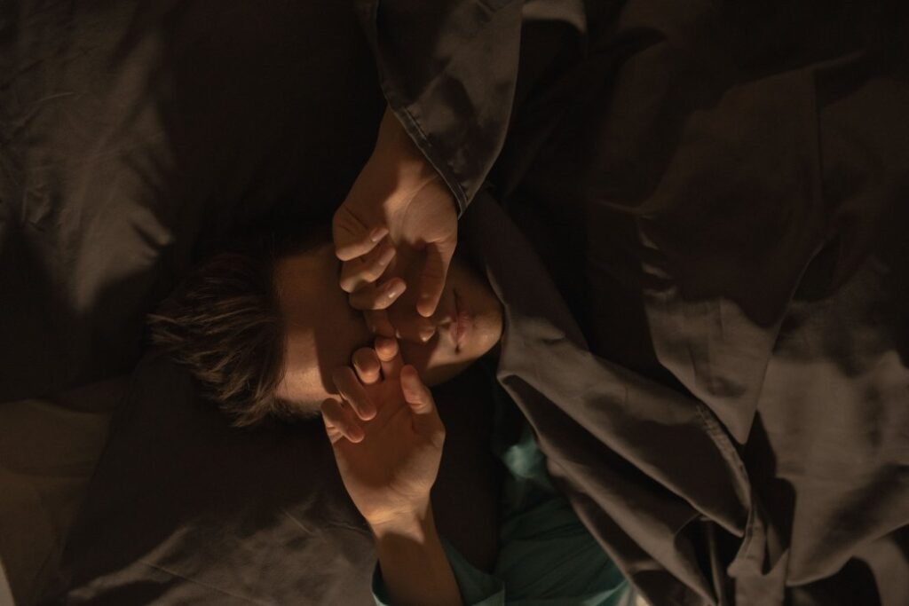 Descubre por qué te despiertas a la misma hora en la madrugada y cómo el ritmo circadiano y los hábitos afectan tu sueño. Foto: Pexels / SHVETS production.
