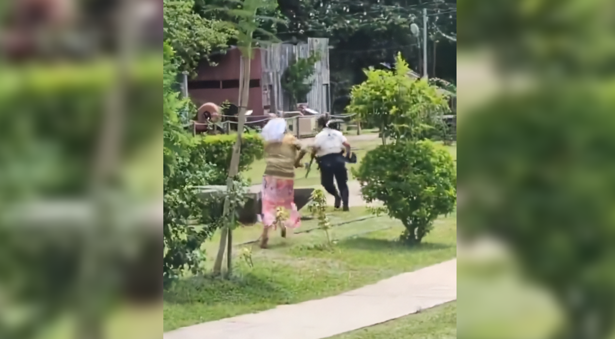 Una mujer de 73 años, conocida como "Hermana Mary", fue detenida en Sonsonate tras amenazar con un cuchillo a agentes municipales y de la PNC. Foto: @PNCSV.