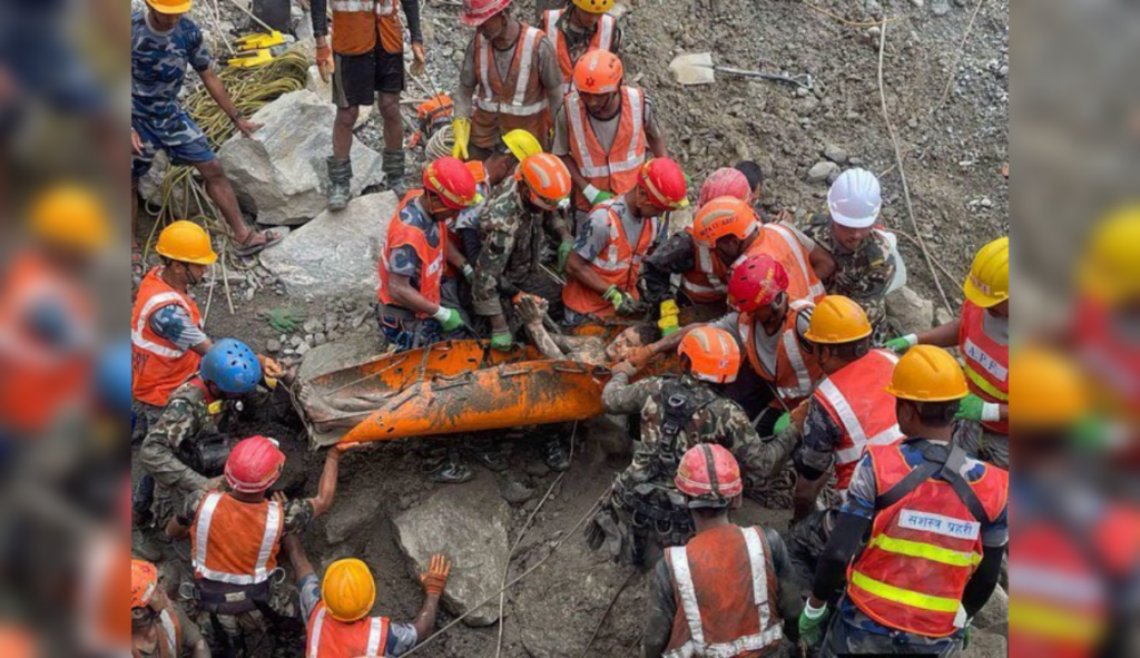 Equipos de rescate en Nepal lograron extraer con vida a dos trabajadores atrapados 9 días en un túnel hidroeléctrico. Foto: Cortesía.