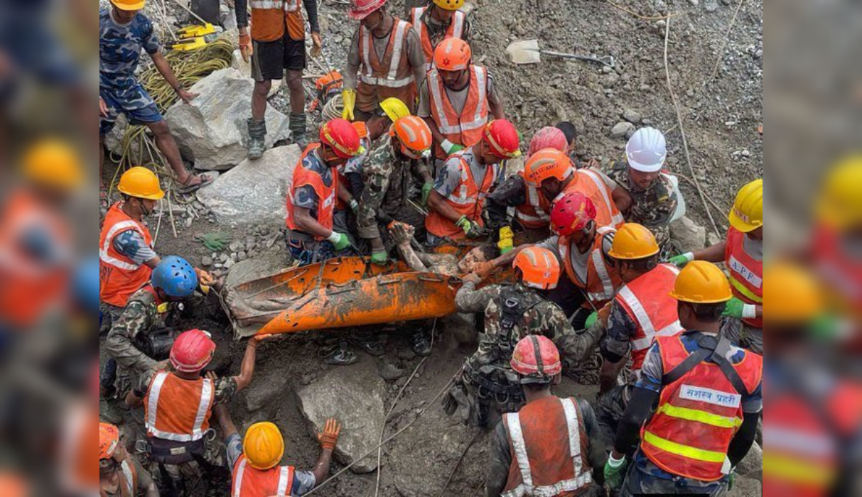Equipos de rescate en Nepal lograron extraer con vida a dos trabajadores atrapados 9 días en un túnel hidroeléctrico. Foto: Cortesía.