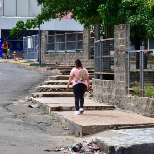Calles y aceras de Soyapango quedaron despejadas después del retiro de estructuras comerciales y de las labores municipales realizadas durante la noche. Foto: Fotos J. J. Lopez T.