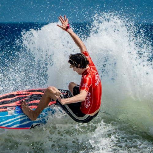 Atletas en competencia durante el campeonato mundial de surf en las costas salvadoreñas. Foto: @SecPrensaSV