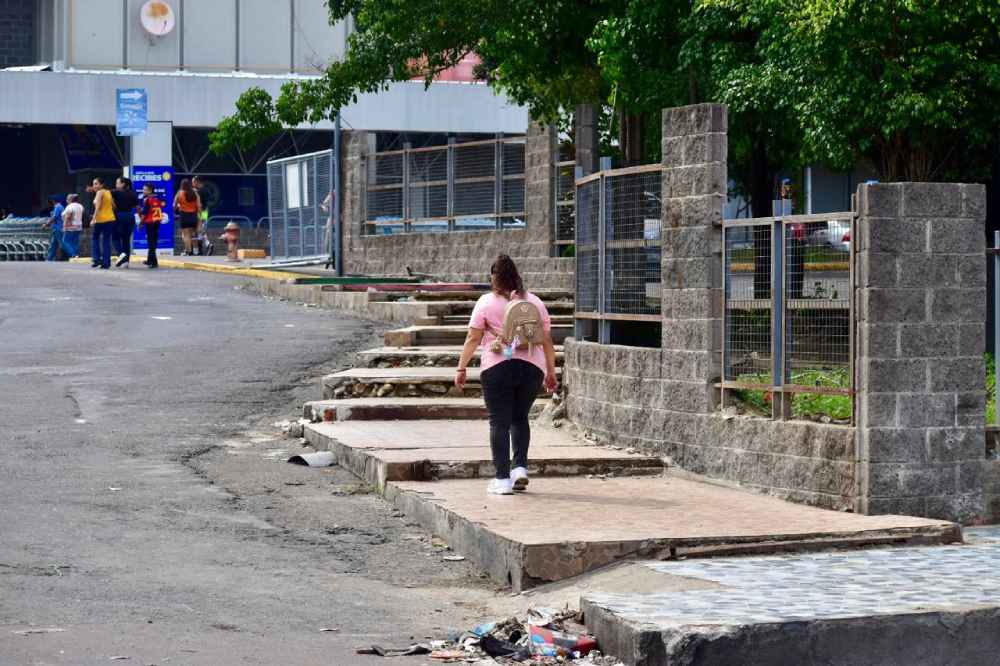 Calles y aceras de Soyapango quedaron despejadas después del retiro de estructuras comerciales y de las labores municipales realizadas durante la noche. Foto: Fotos J. J. Lopez T.