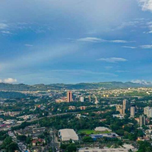 El clima de este jueves tendrá una mañana despejada y calurosa antes del regreso de lluvias puntuales durante la tarde y noche. Foto: @MedioAmbientrSV.