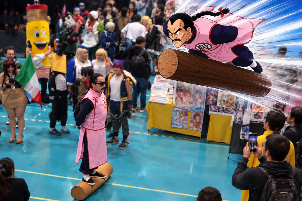 Un seguidor recreó al icónico villano Tao Pai Pai con un detallado cosplay durante una convención de anime. Foto: @MundoKame / Ilustración.