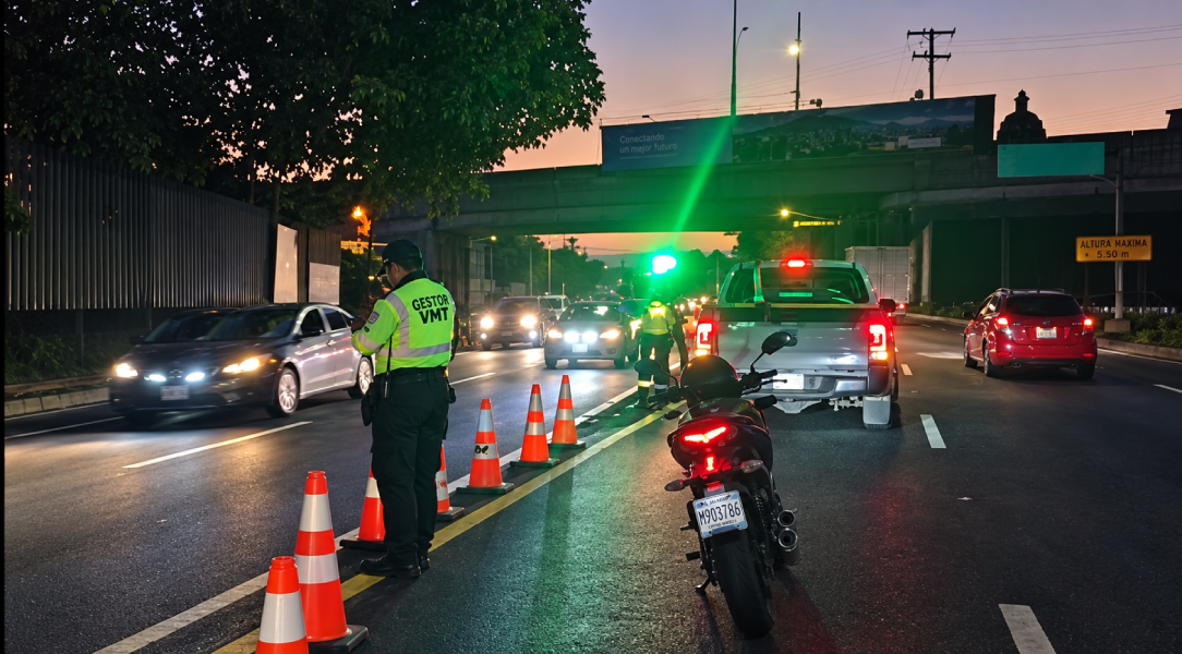 El VMT activó carriles reversibles en el Gran San Salvador. Avenida Jerusalén y Autopista a Comalapa con tráfico complicado.