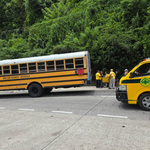 Cuerpos de socorro brindan atención a las personas lesionadas tras la colisión en carretera al Puerto. Foto: Comandos de Salvamento.