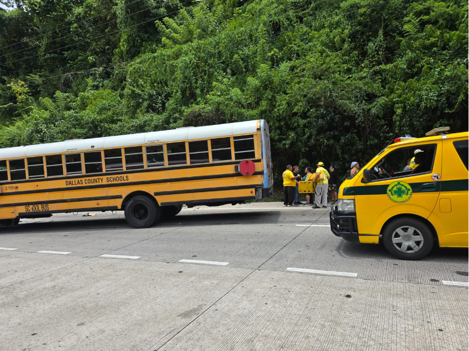 Cuerpos de socorro brindan atención a las personas lesionadas tras la colisión en carretera al Puerto. Foto: Comandos de Salvamento.