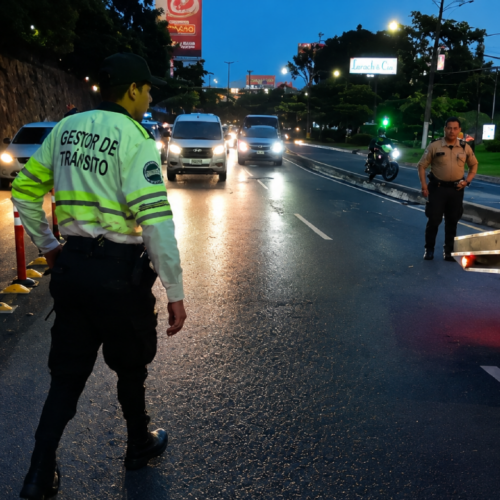 El VMT reporta congestiones en la Panamericana y autopista a Comalapa, además de un árbol caído en Ciudad Arce. Carriles reversibles activados. Foto: @VMTElSalvador