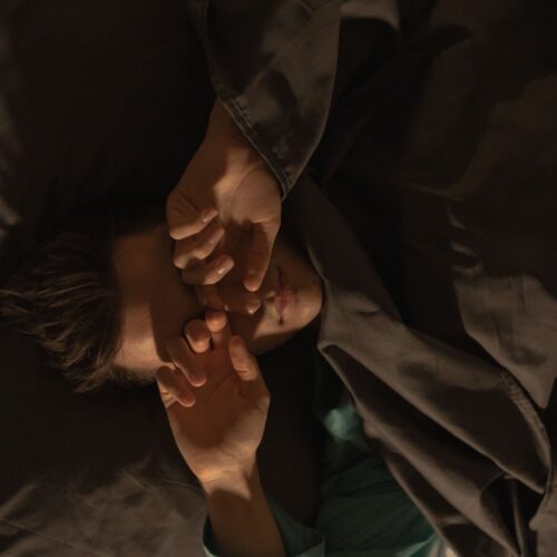 Descubre por qué te despiertas a la misma hora en la madrugada y cómo el ritmo circadiano y los hábitos afectan tu sueño. Foto: Pexels / SHVETS production.