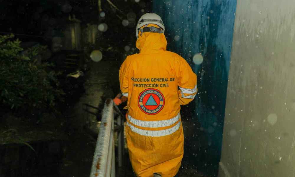 Protección Civil mantiene el aviso nacional ante las lluvias persistentes y el riesgo de inundaciones y deslizamientos en El Salvador. Foto: @PROCIVIL.