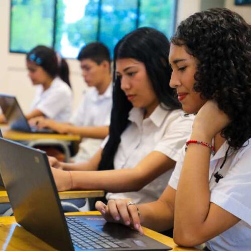Los estudiantes de 171 escuelas públicas fueron evaluados en lectura, matemáticas y ciencias mediante PISA for Schools.