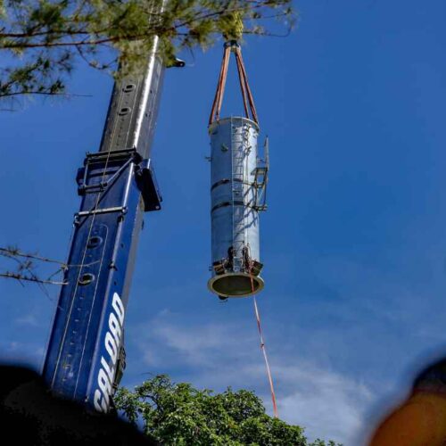 El Aerocable ya cuenta con nueve de las 23 torres previstas para conectar Mejicanos con San Salvador; las autoridades proyectan su funcionamiento para 2027. Foto: @MOPT.