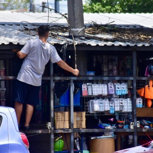 Comerciantes de Soyapango desmontaron este sábado estructuras instaladas sobre calles y aceras antes del inicio de la intervención municipal prevista para las 10:00 p. m. Foto: Publimetro El Salvador.