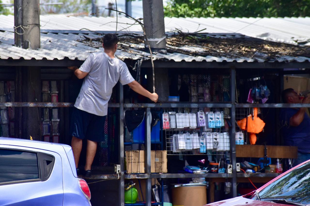 Comerciantes de Soyapango desmontaron este sábado estructuras instaladas sobre calles y aceras antes del inicio de la intervención municipal prevista para las 10:00 p. m. Foto: Publimetro El Salvador.