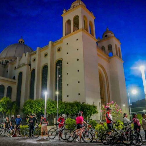 El clima presenta condiciones relativamente favorables durante las primeras horas de la PedaleadaSV en San Salvador, aunque las lluvias aumentarán durante el resto del domingo. Foto: @SecPrensaSV.