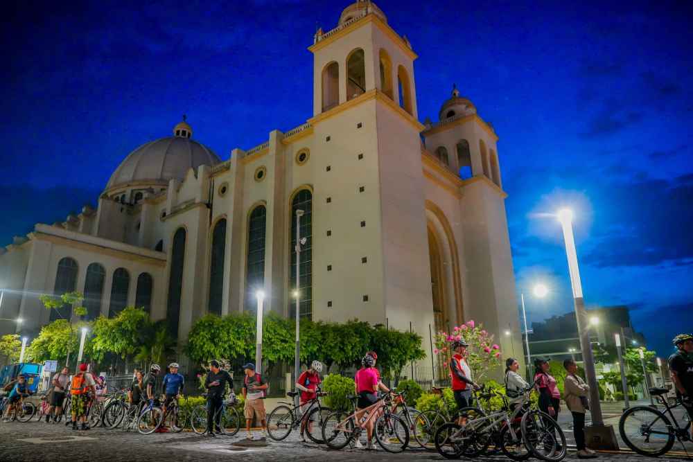 El clima presenta condiciones relativamente favorables durante las primeras horas de la PedaleadaSV en San Salvador, aunque las lluvias aumentarán durante el resto del domingo. Foto: @SecPrensaSV.