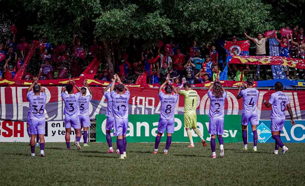 FAS terminó la jornada 11 como líder del Apertura 2026 por diferencia de goles, en una fecha que también dejó victorias de Firpo, Alianza y Águila. Foto: @CDeportivoFAS.