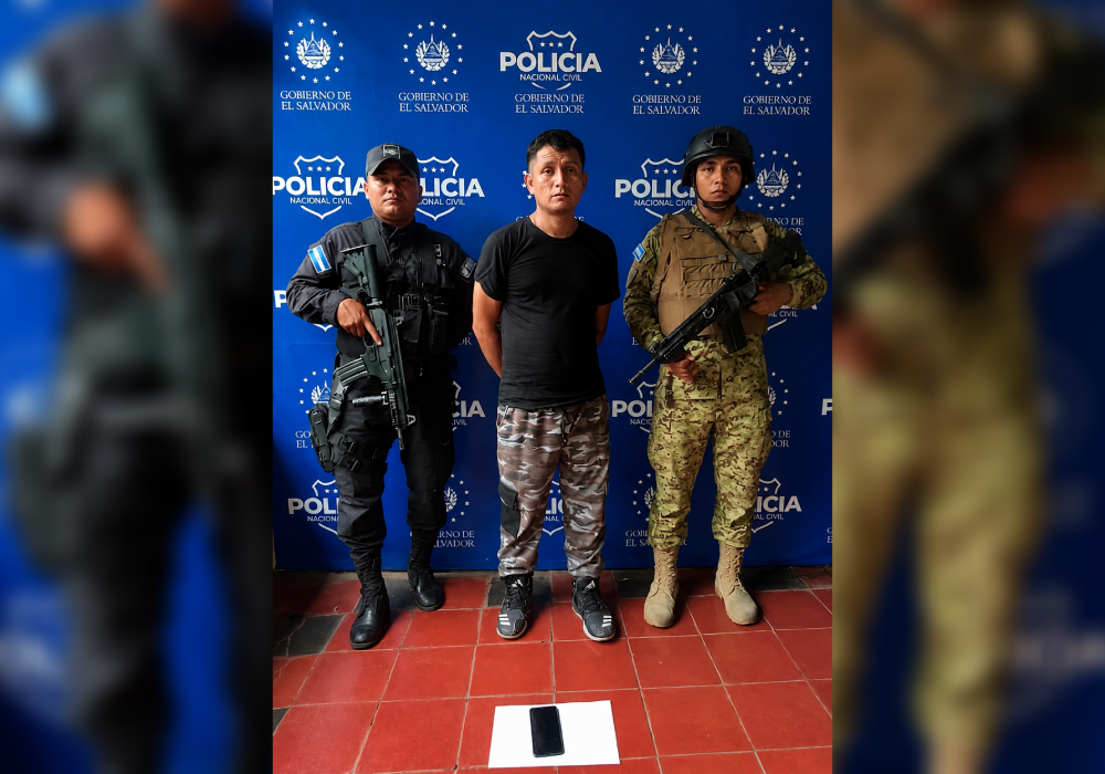 La PNC capturó a Geovany Gallardo Díaz (32 años) en Teotepeque, La Libertad, por homicidio agravado. Operativo conjunto con la Fuerza Armada. Foto: @PNCSV.