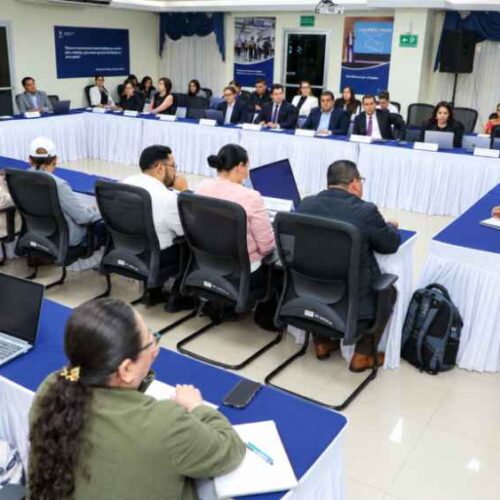 Una eventual reorganización de la jornada podría concentrar las horas de trabajo en menos días, pero las alternativas todavía están en discusión. Foto: mtps.gob.sv