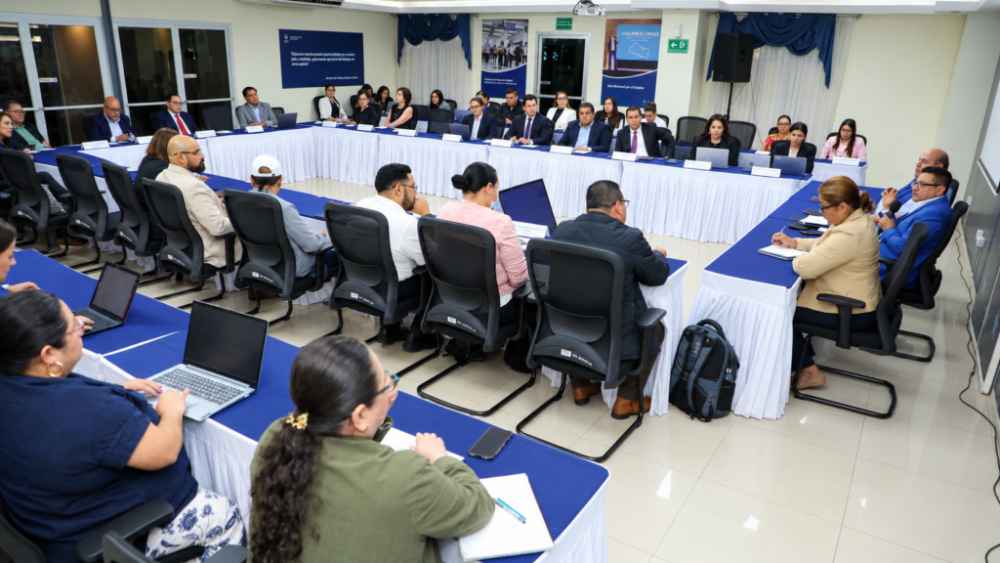Una eventual reorganización de la jornada podría concentrar las horas de trabajo en menos días, pero las alternativas todavía están en discusión. Foto: mtps.gob.sv
