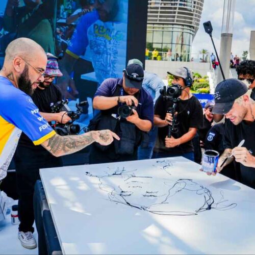 Mr. Drip creó sus obras frente al público en la Plaza Gerardo Barrios durante la novena PedaleadaSV. Foto: @SecPrensaSV.