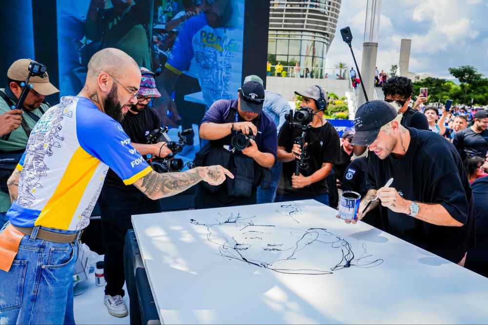 Mr. Drip creó sus obras frente al público en la Plaza Gerardo Barrios durante la novena PedaleadaSV. Foto: @SecPrensaSV.
