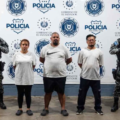 La PNC informó sobre la captura de tres personas tras una pelea registrada en Soyapango y difundida posteriormente en redes sociales. Foto: @PNC_SV.