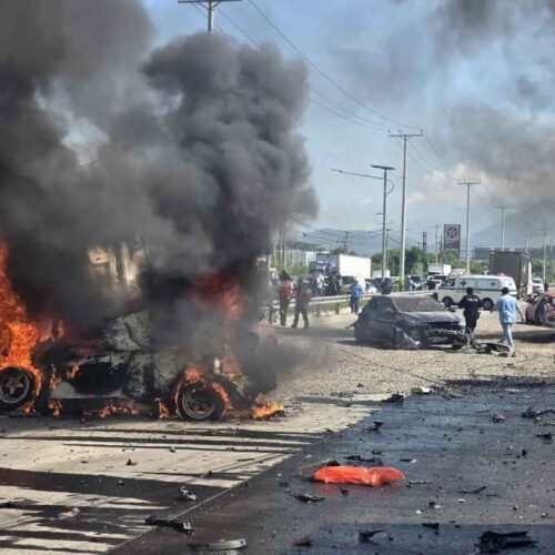 Accidente múltiple cerca del redondel Integración, en dirección hacia Apopa, dejó lesionados y provocó el incendio de una rastra. El paso permanece cerrado. Foto: Comando De Salvamento.