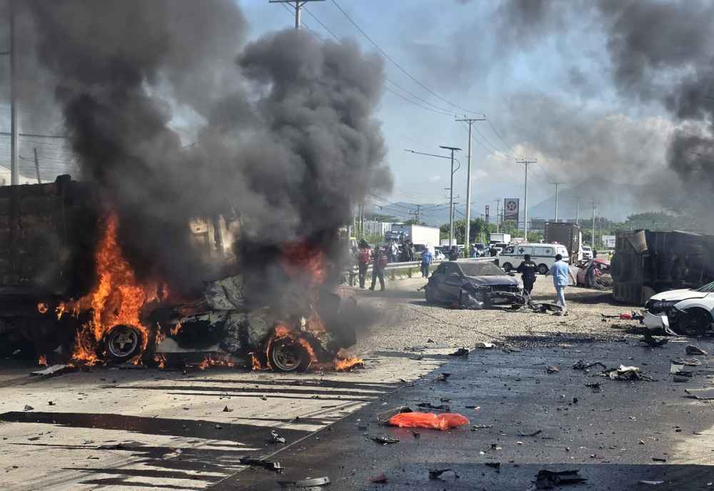 Al menos un fallecido en choque de volquetas en bulevar Constitución, San Salvador