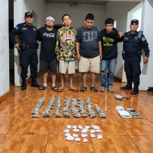 La PNC informó que la droga estaba oculta en una jaba plástica enterrada en una vivienda del cantón La Joyita, Ciudad Arce. Foto: @PNC_SV.